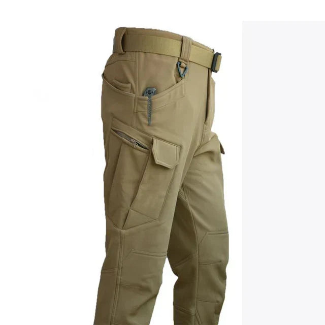 Pantalon cargo homme, poches robustes et tissu imperméable, idéal pour le travail extérieur en hiver.