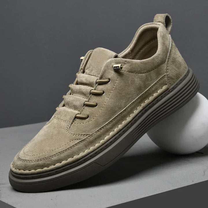 Chaussures urbaines pour hommes, design élégant et matériaux respirants pour un confort optimal.