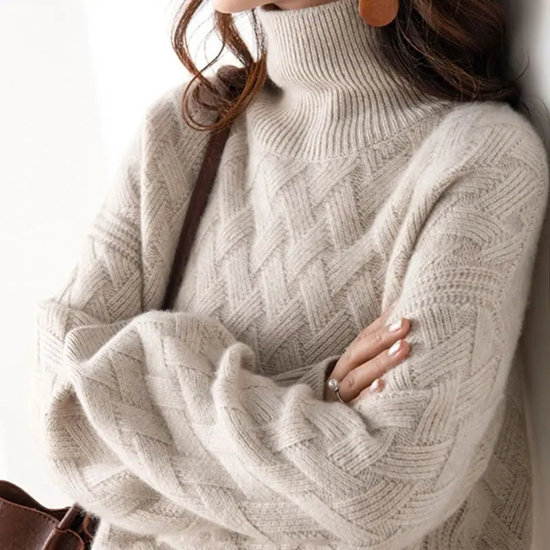 Pull à col roulé texturé croisé femme élégant. Chandail hiver confortable en tricot, mode féminine.