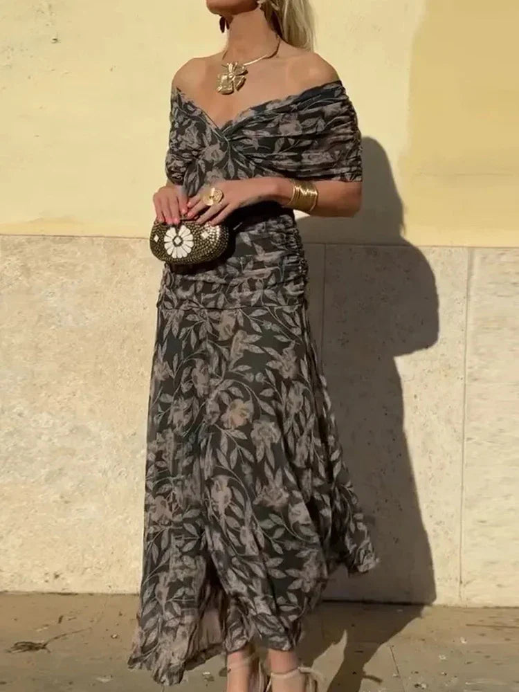 Robe longue à motifs floraux, col V. Idéale pour une tenue féminine et élégante en été.