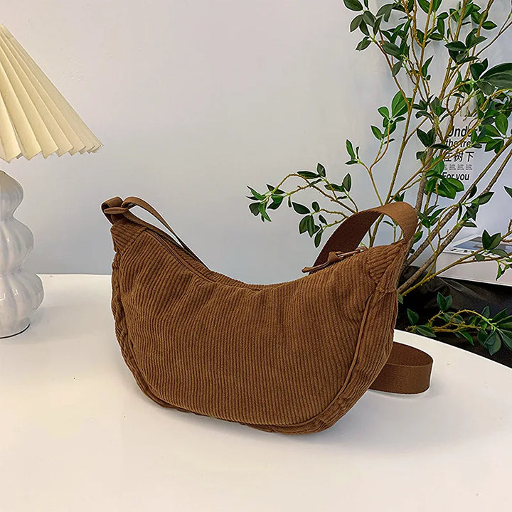 Tendance : sac banane femme en velours côtelé vert, accessoire mode polyvalent et élégant pour un style moderne.