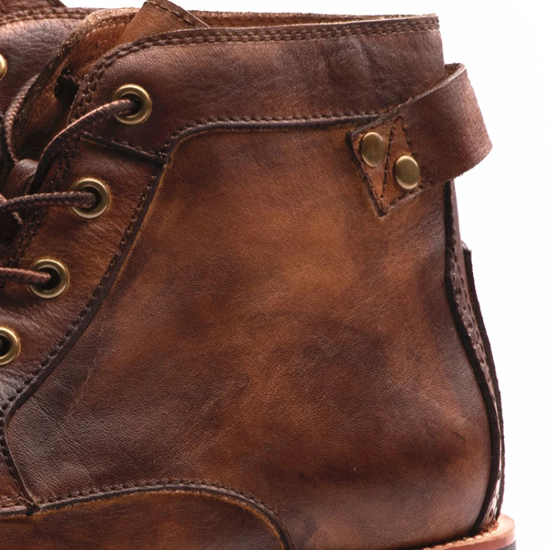 Bottes d'hiver rétro pour hommes, cadeau parfait. Chaussures confortables et stylées pour les tendances hiver. Mode homme.