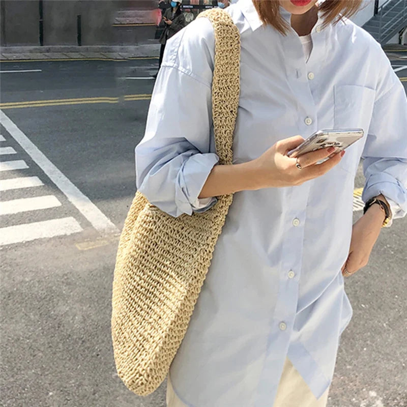Accessoire tendance: sac de plage en paille Atria pour femme, idéal pour les vacances.