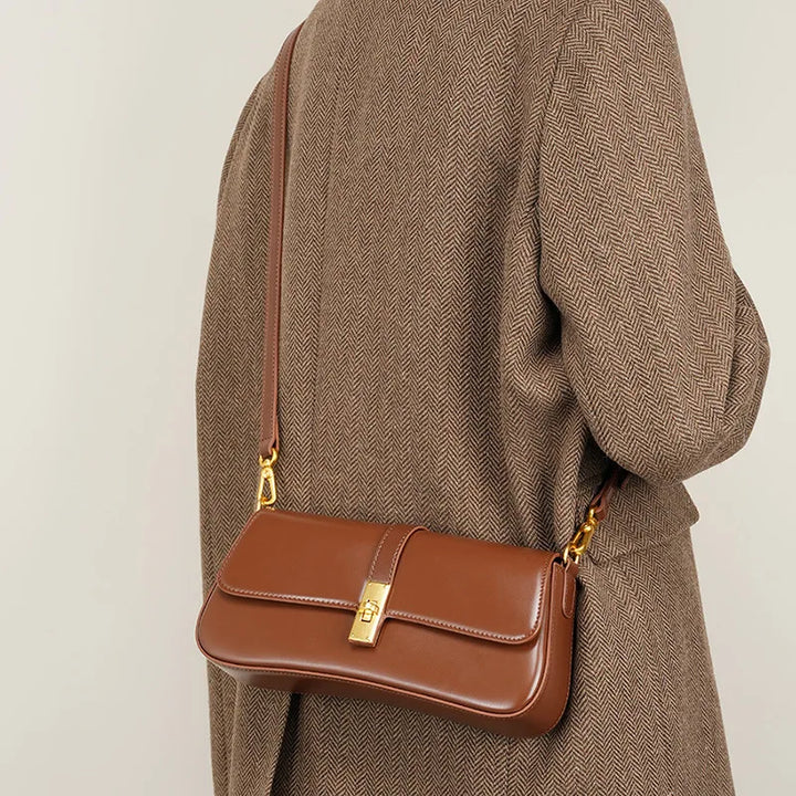 Accessoire de mode: petit sac en cuir marron, chic et confortable pour le quotidien.