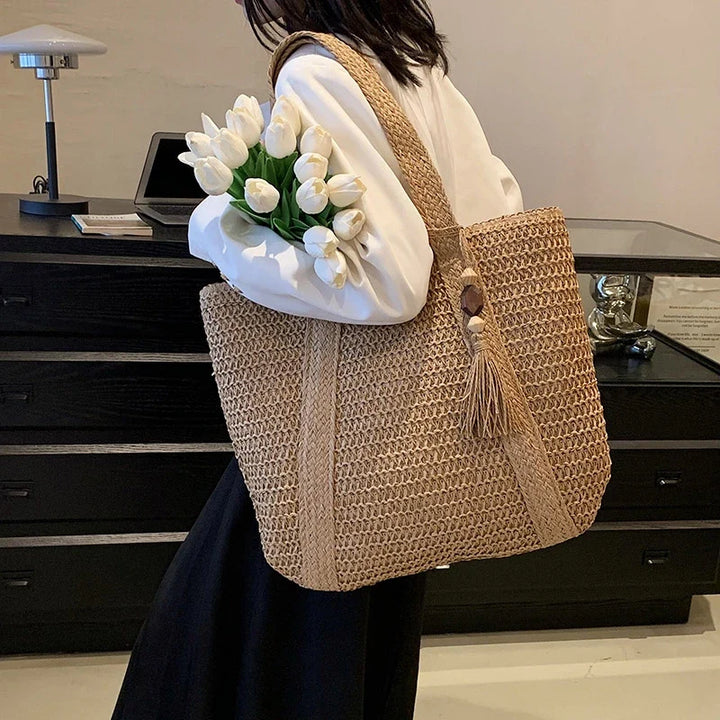 Sac femme chic en paille, idéal comme cabas de plage pour l'été. Le must-have des vacances.