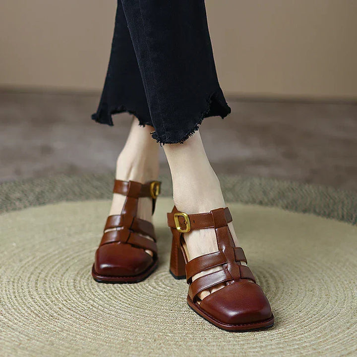 Élégantes chaussures Rivanza vintage à talons blocs pour femmes, idéales pour un style mode rétro et confortable.