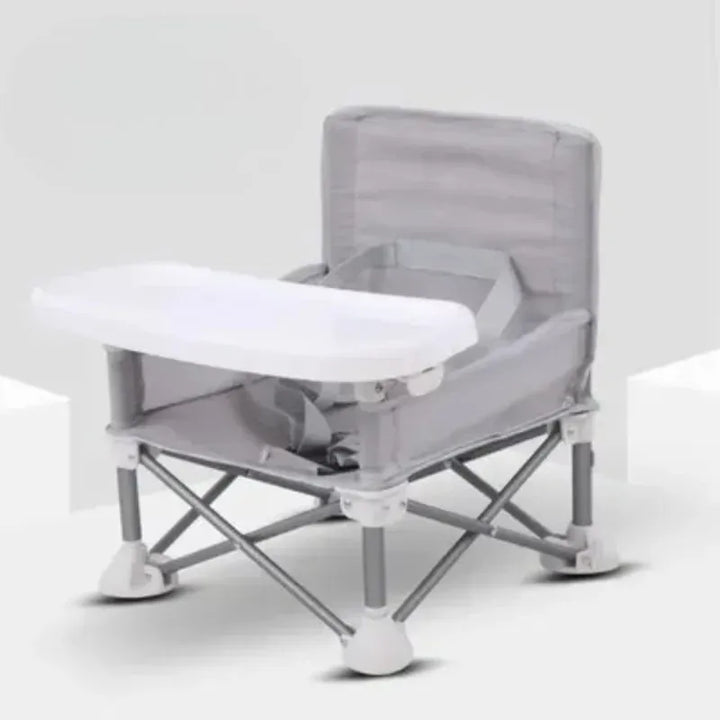 Chaise bébé pliante portable utilisée lors d'un pique-nique familial. Équipement de voyage pratique pour enfant.