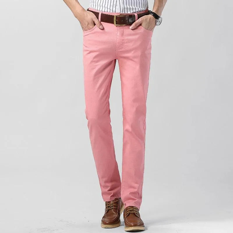 Pantalon rouge décontracté pour homme, coupe moderne, tissu léger et confortable. Mode masculine.