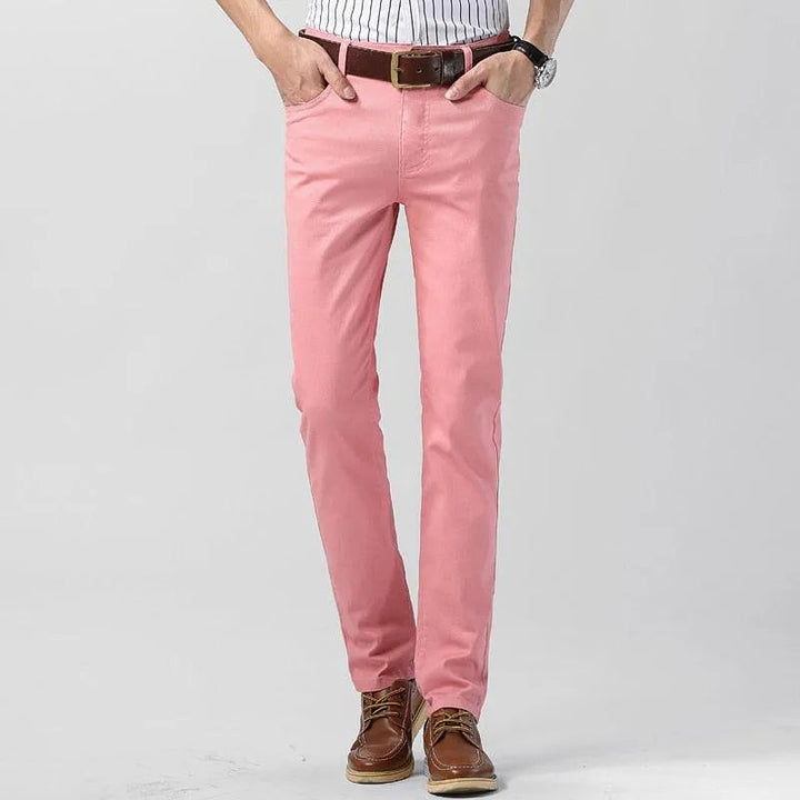 Pantalon rouge décontracté pour homme, coupe moderne, tissu léger et confortable. Mode masculine.