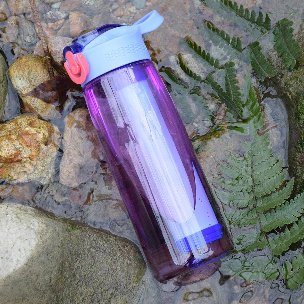 Bouteille d'eau écologique avec filtre intégré, parfaite pour le voyage et l'hydratation nomade en Tritan.