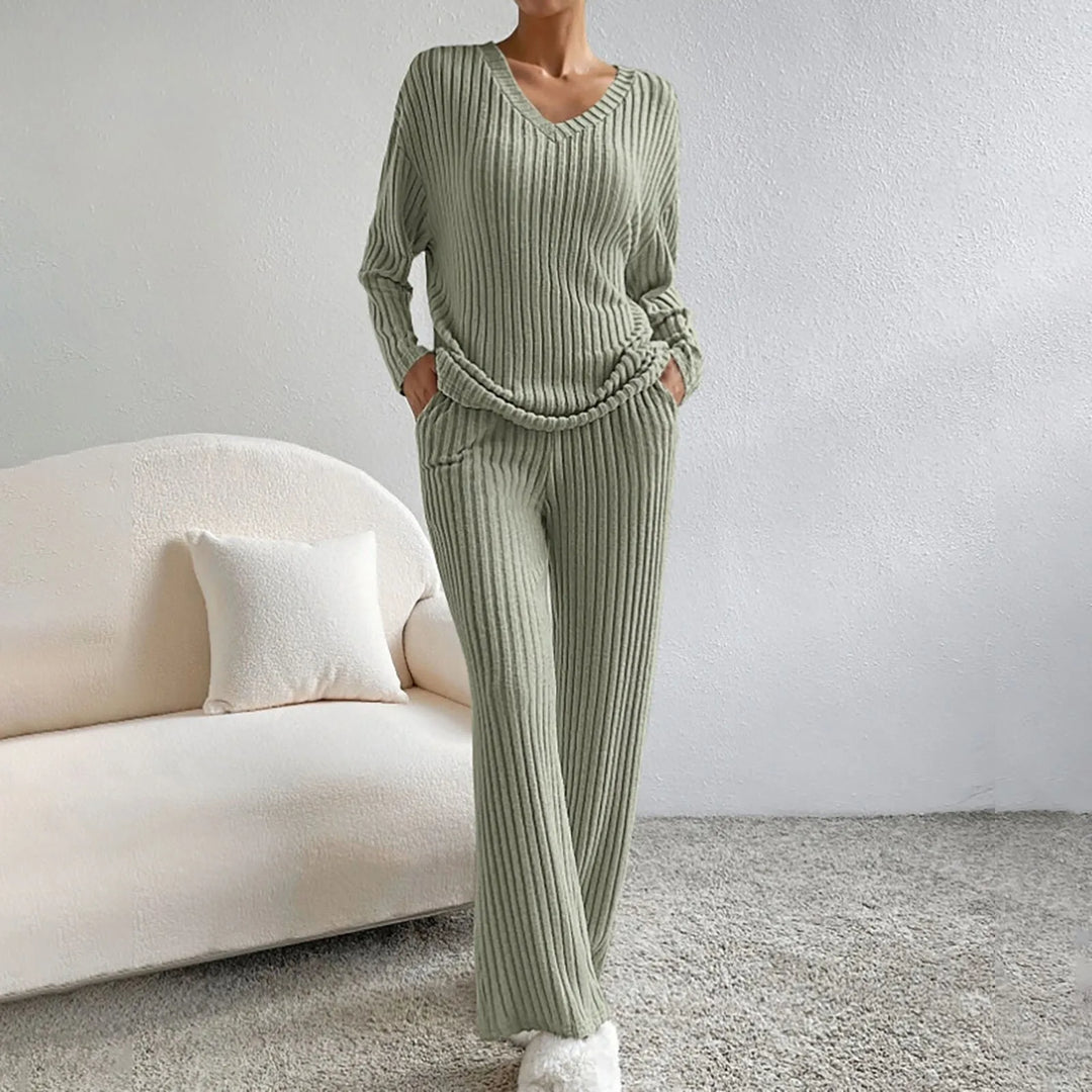 Tenue polyvalente: ensemble pull col V et pantalon en maille douce pour femme. Chic et cosy.