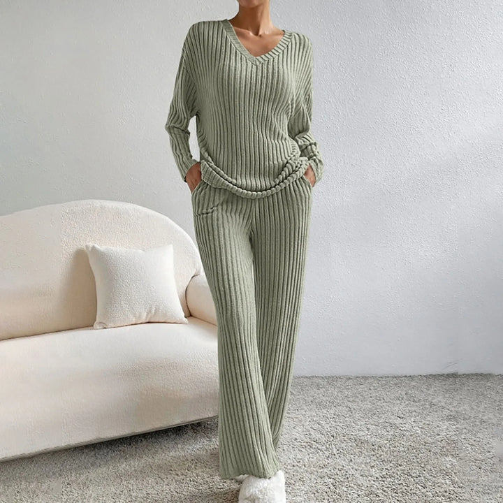 Tenue polyvalente: ensemble pull col V et pantalon en maille douce pour femme. Chic et cosy.