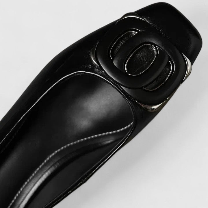Confortables chaussures Jozie élégantes pour femmes, disponibles en marron ou noir, pour un look chic.