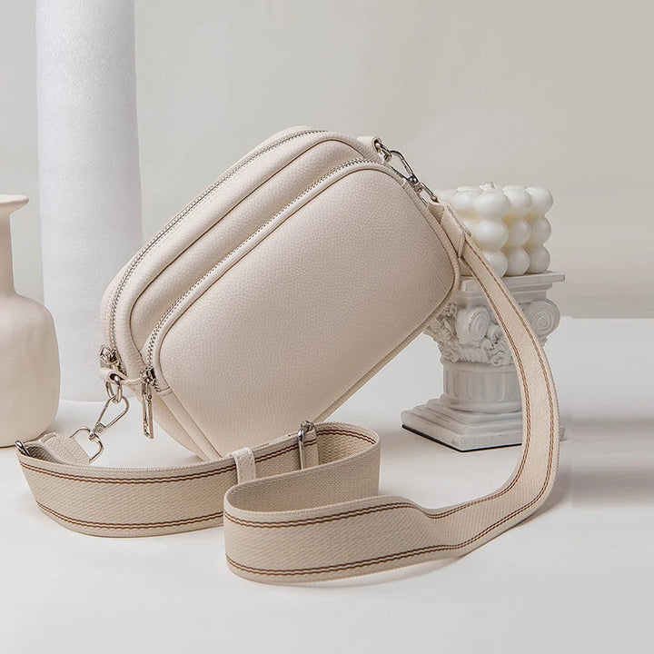 Sac banane rectangulaire femme chic en similicuir noir, polyvalent, idéal pour un look tendance.