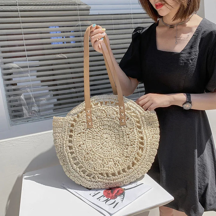 Sac en paille tressée pour femme, accessoire estival léger et grand, parfait pour la plage.