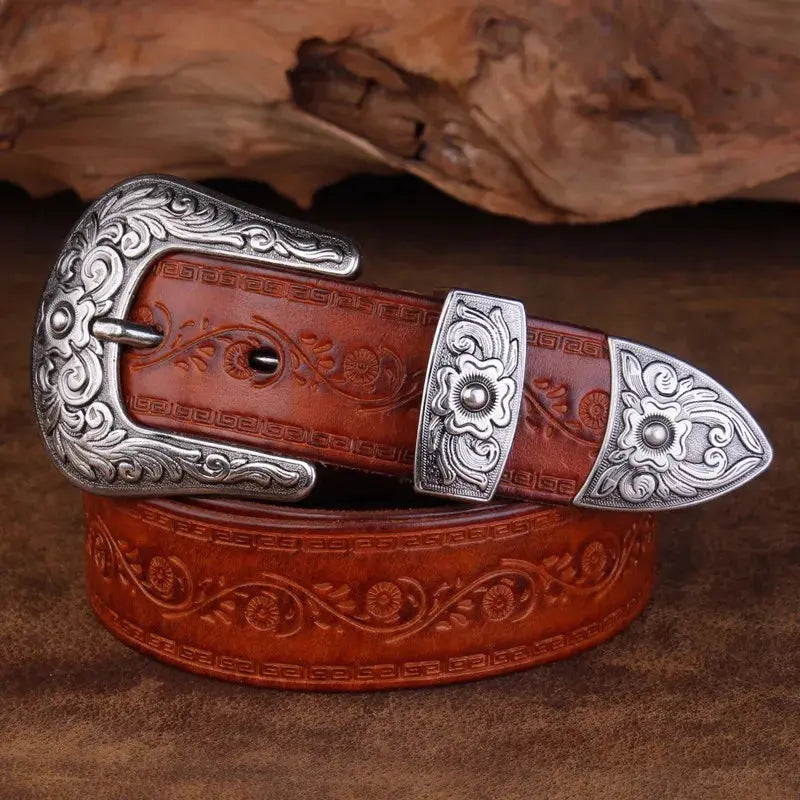 Boucle gravée détaillée d'une ceinture homme style western, ajoutant une touche unique à cet accessoire en cuir.