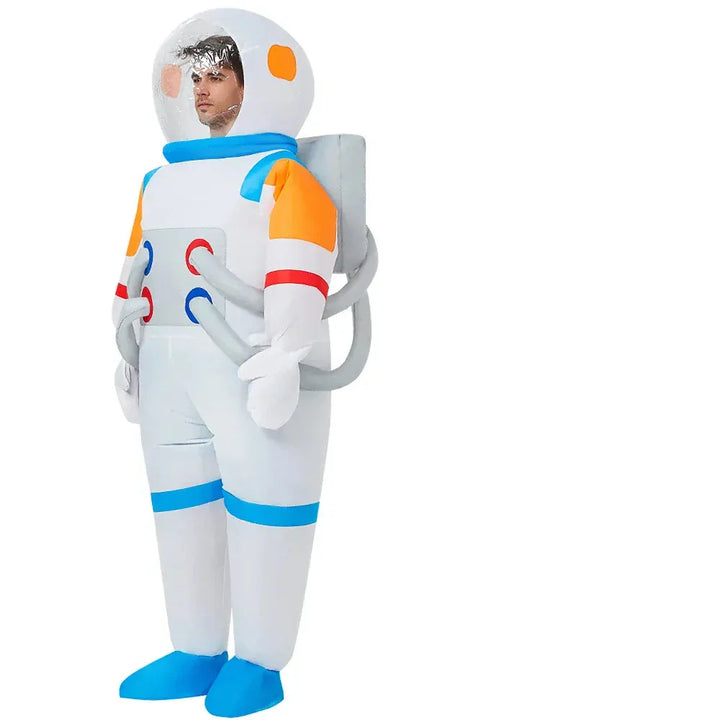 Scène hilarante: un astronaute est transporté par un Alien gonflable, idéal pour le carnaval.