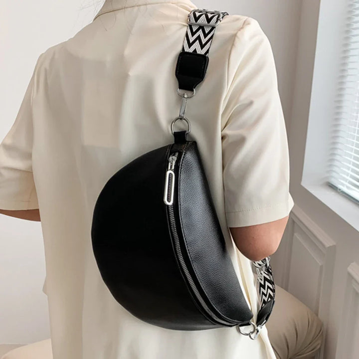 Sac banane femme voyage grand format en similicuir noir, un accessoire de mode pratique et fonctionnel.
