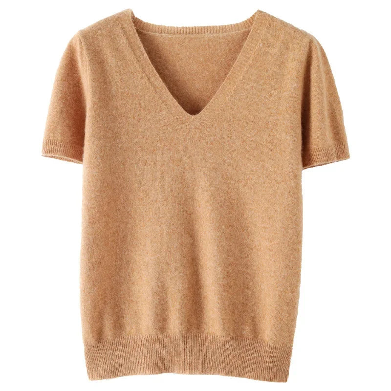 Détail d'un pull femme col V, élégant et doux, idéal pour une superposition facile et stylée.