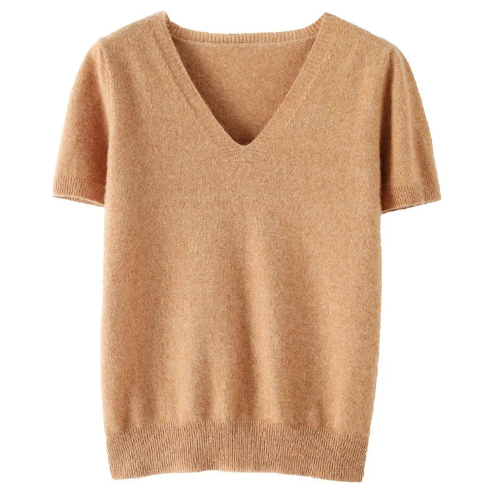 Détail d'un pull femme col V, élégant et doux, idéal pour une superposition facile et stylée.