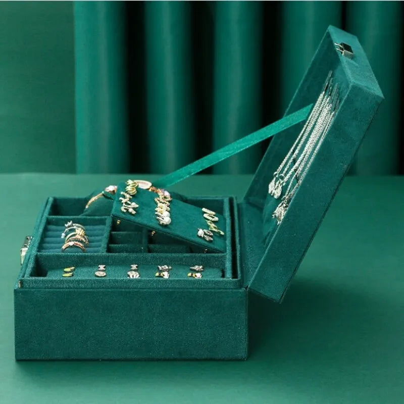 Coffret à bijoux en velours avec serrure, offrant une protection élégante et sécurisée pour vos précieux bijoux.