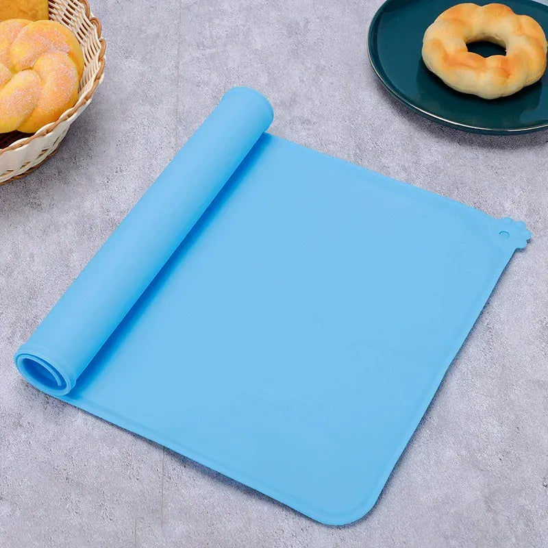 Tapis en silicone flexible et antidérapant, maintient les gamelles de chien et chat stables et propres.