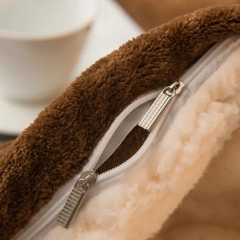 Confort suprême avec cette housse de couette polaire réversible, pour des nuits d'hiver douces et paisibles.