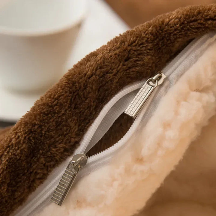 Confort suprême avec cette housse de couette polaire réversible, pour des nuits d'hiver douces et paisibles.