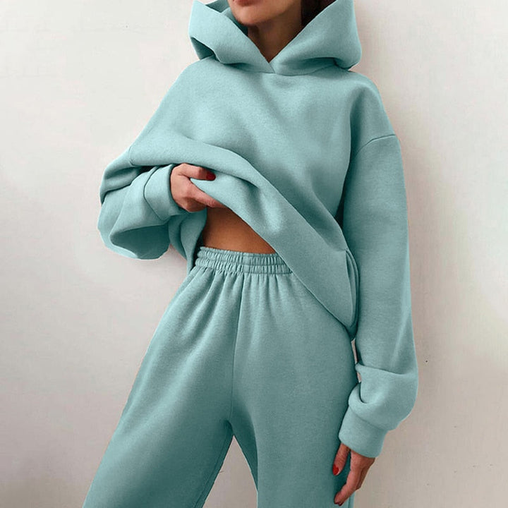 Ensemble jogging femme chic et moderne. Sweat à capuche confortable et pantalon loose fit pour un look tendance.