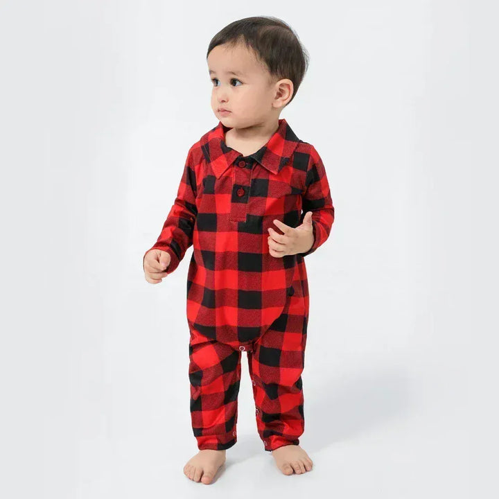 Pile de pyjamas de Noël assortis emballés, un cadeau parfait pour la famille et les moments festifs d'hiver.