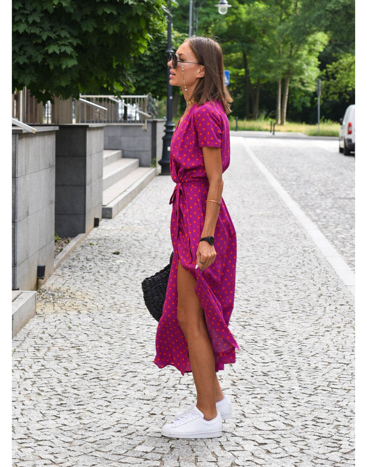 Robe bohème femme, col V et manches courtes, tissu fluide, style chic décontracté pour l'été.