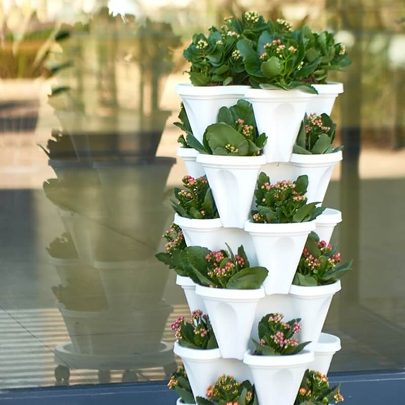 Tour de jardinage verticale 4 étages pour fraises, herbes et fleurs sur balcon; système d'irrigation.