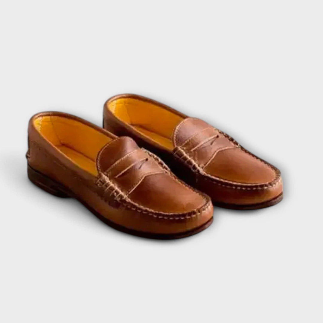 Femme portant des mocassins Eline marron. Chaussures confortables et élégantes pour femmes, idéales pour un look casual chic.