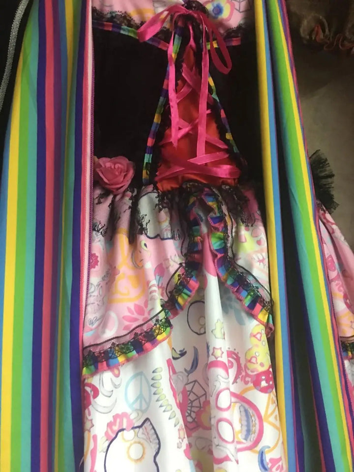 Déguisement Jour des Morts femme: robe mexicaine très colorée, thème Dia de los Muertos pour fête, Halloween, carnaval.