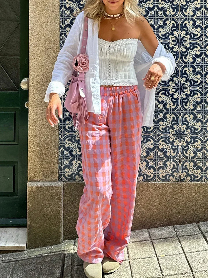 Pantalon femme léger à carreaux, coupe droite moderne et taille haute, un essentiel mode pour l'été.