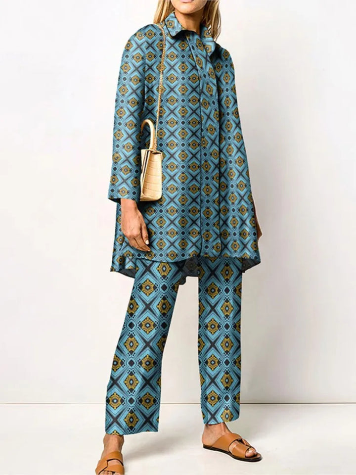 Vue détaillée du motif imprimé vintage de l'ensemble blouse et pantalon femme. Mode printemps décontractée.