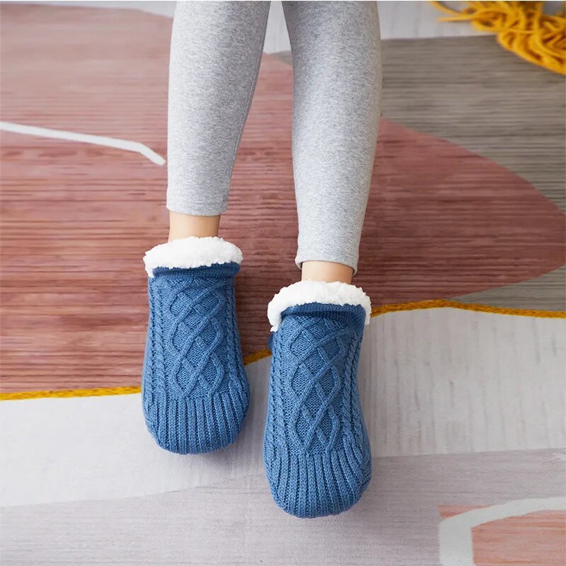 Chaussettes d'intérieur épaisses et antidérapantes WinterWhisper pour une chaleur douillette et sûre.