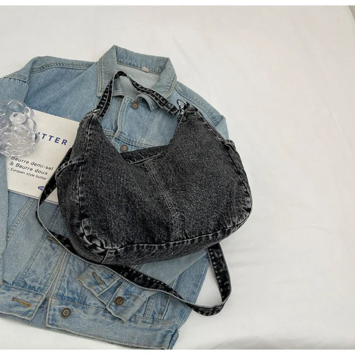 Femme portant un sac bandoulière en jean, illustre le style décontracté et la praticité de l'accessoire.