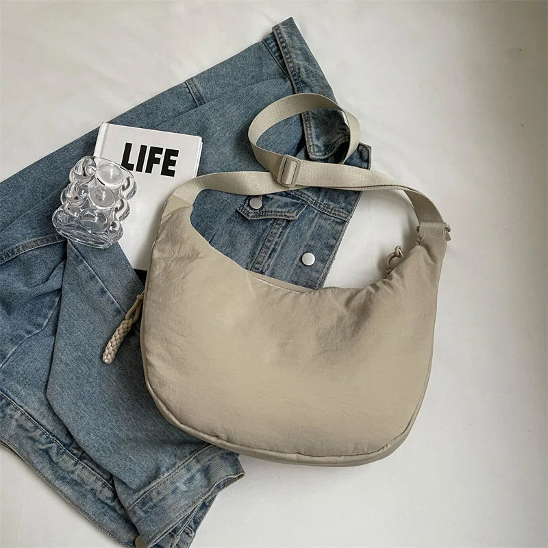 Sac banane femme pratique et stylé, en tissu déperlant et design grand format.