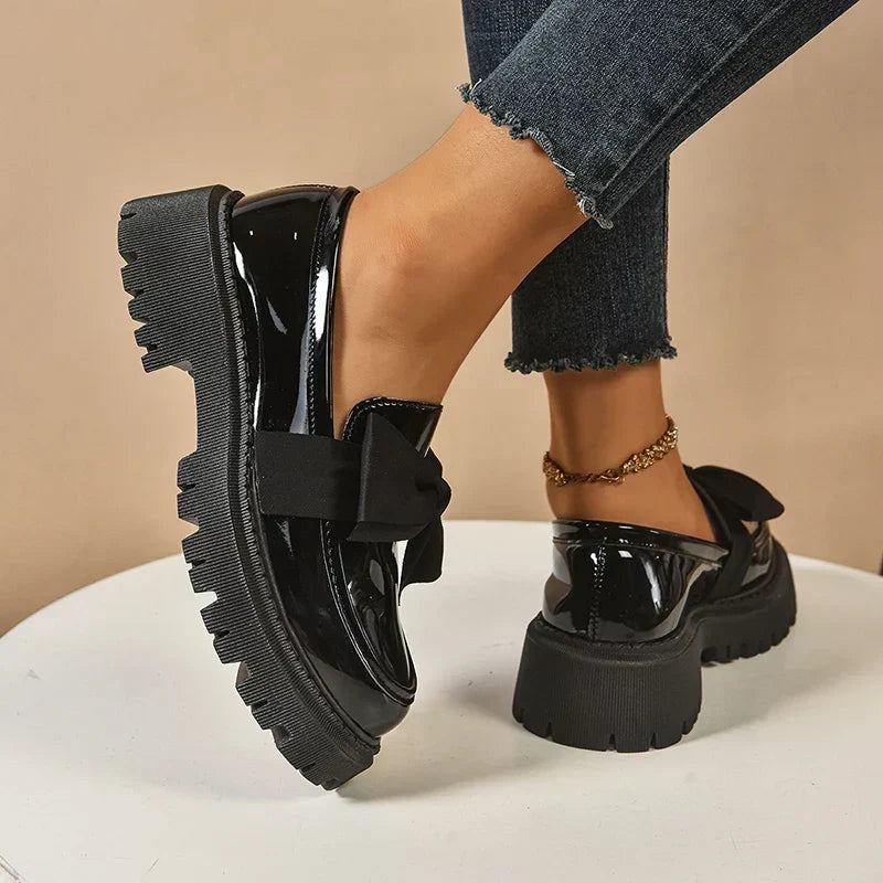 Look audacieux avec chaussures plateforme Garisa. Nœud papillon mode, semelle compensée.