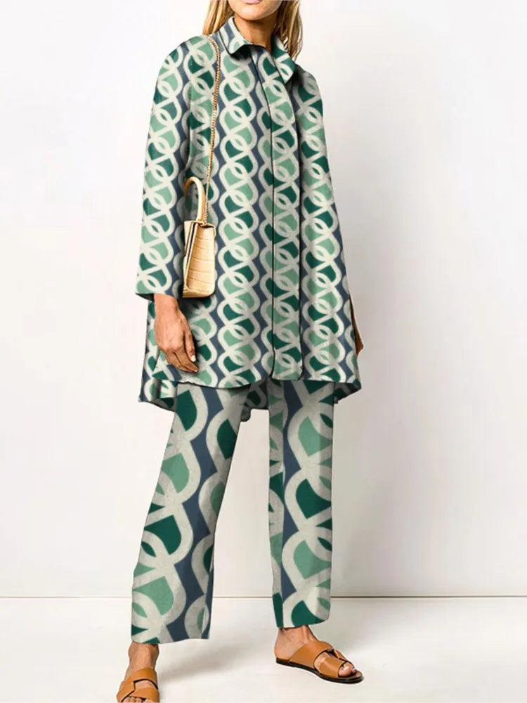 Ensemble deux pièces femme élégant: blouse et pantalon imprimé vintage. Tenue mode chic de printemps.