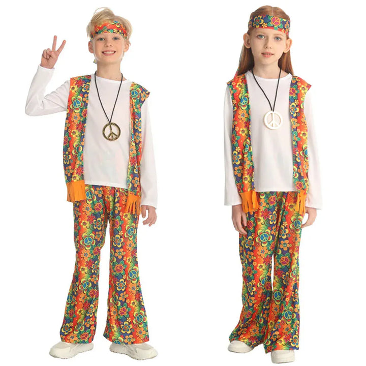 Enfant portant un déguisement hippie coloré des années 70, parfait pour une fête rétro ou carnaval.
