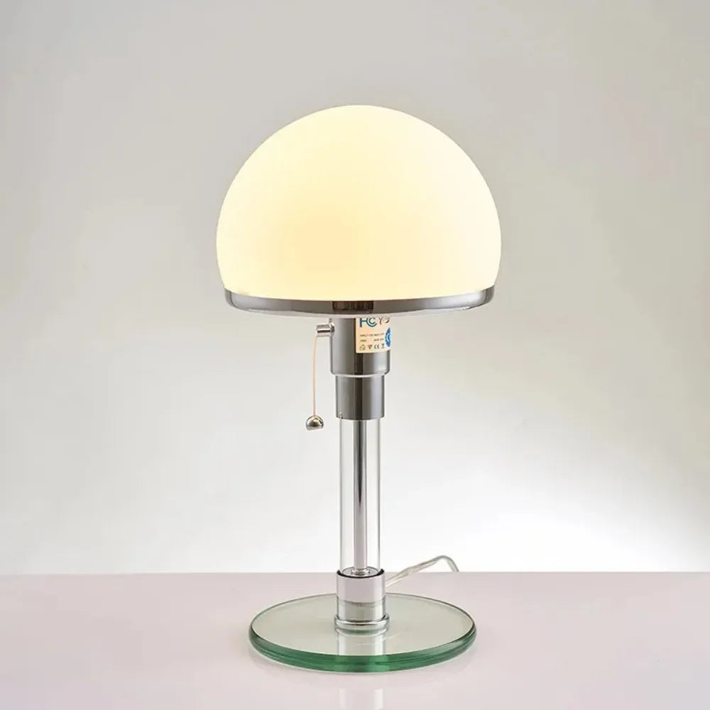Lampe de table design Bauhaus minimaliste en verre et chrome, parfaite pour chambre ou espace lecture.