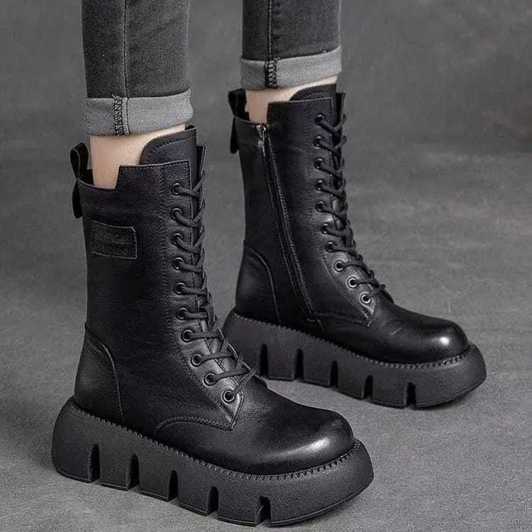 Paire de bottes d'hiver femmes alliant chaleur, confort et élégance. Chaussures mode antidérapantes pour temps froid.