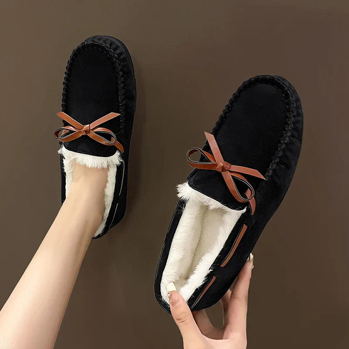 Gros plan sur les mocassins LuxeStep femme, nœud décoratif, texture du cuir suédé, confort et style automnal.