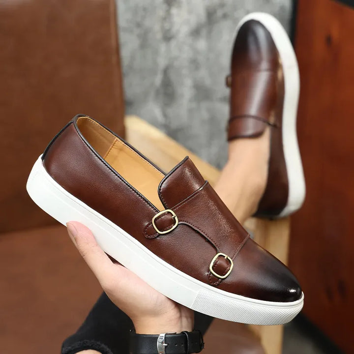 Paire de mocassins polyvalents pour hommes, alliant élégance et confort, idéale pour tenue habillée ou décontractée.