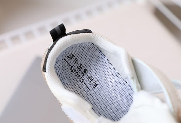 Premiers pas bébé chaussures noires, confortables et flexibles, essentielles pour le développement et la marche.