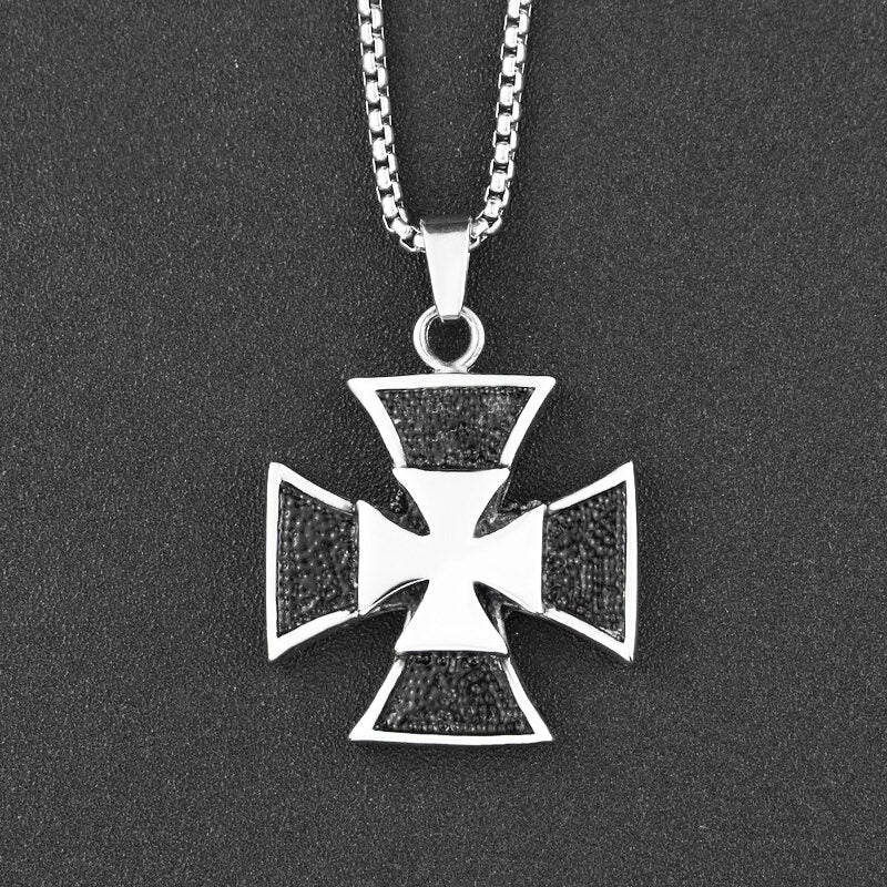 Accessoire mode intemporel: collier femme avec pendentif brillant, chaîne délicate.