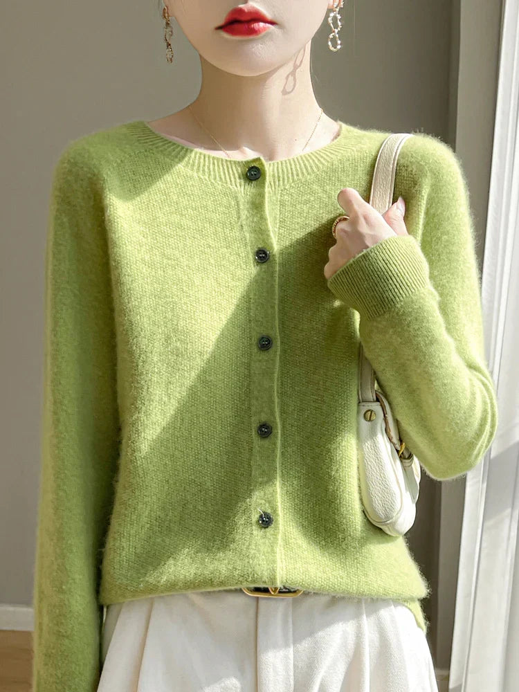 Cardigan femme léger, idéal pour une superposition élégante en automne et au printemps.
