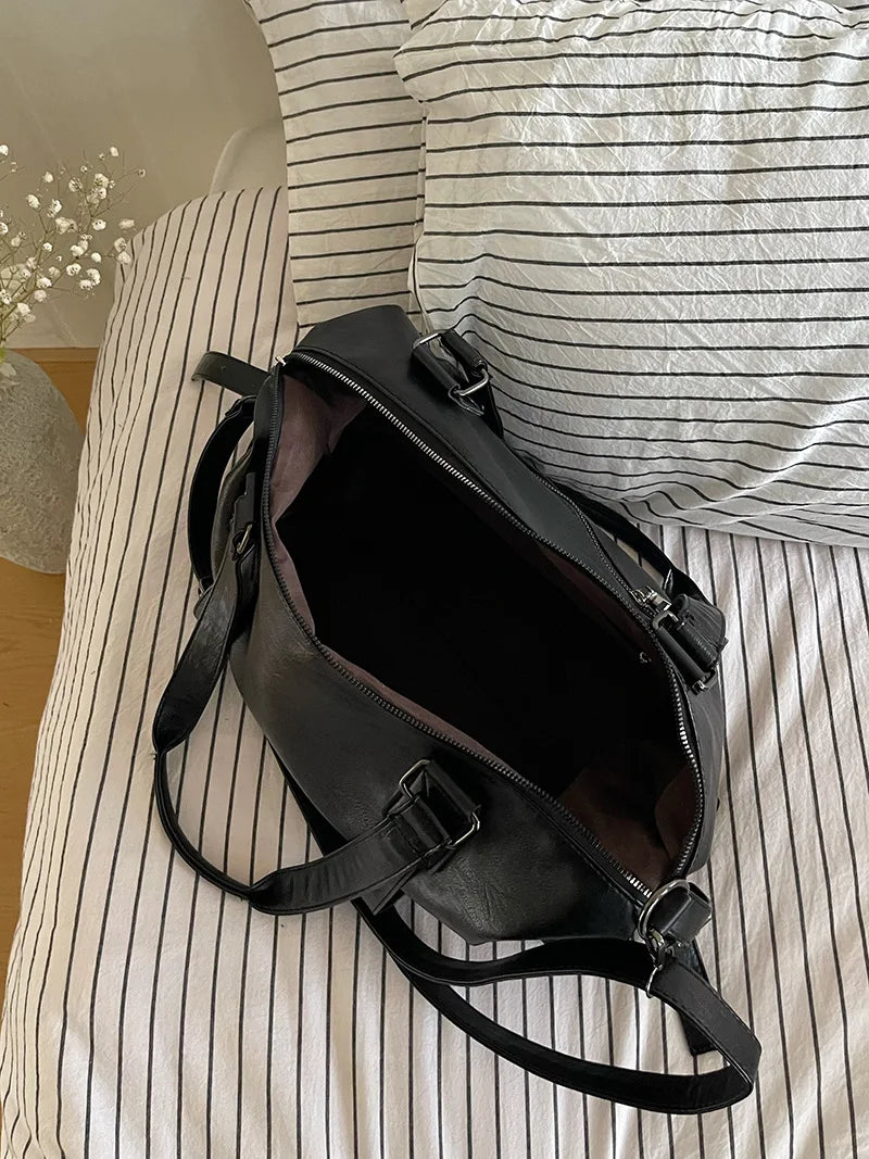 Grand sac femme noir en similicuir, cabas et bandoulière, élégant et pratique pour toutes occasions, look chic.